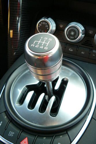 Une voiture électrique est toujours dotée d’une boîte de vitesses automatique. Vrai ou faux ? 